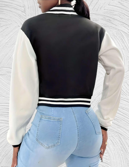 Alexa - Zwart cropped jasje met knoopsluiting en grote letter R op de zijkant - Miller-Mode