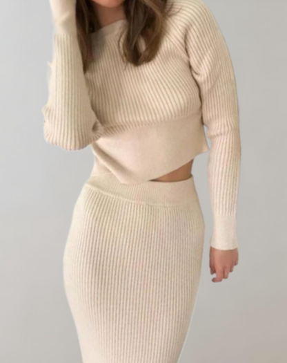 2-delige set van gebreide cropped sweater gecombineerd met een gebreide lange rok