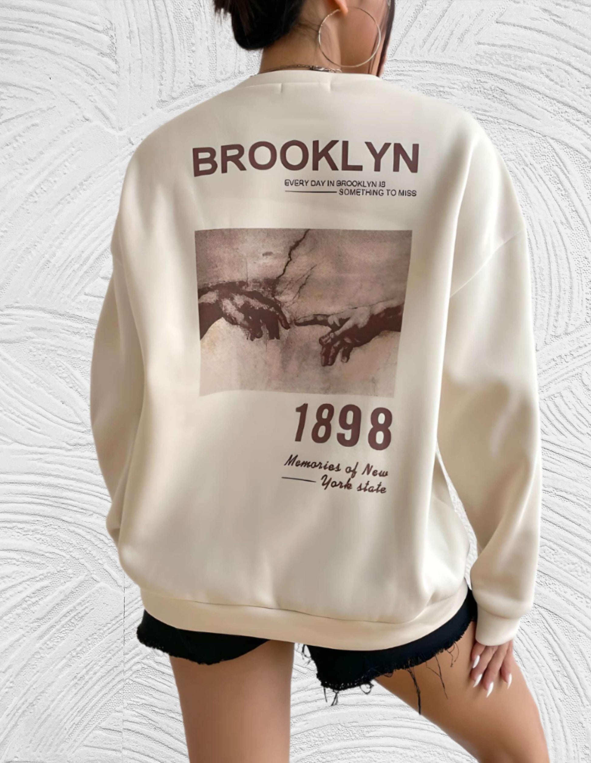 Sheryll - Oversized trui met ronde hals eenvoudige voorkant met Brooklyn 1898 statement en foto ontwerp aan de achterkant - Miller-Mode